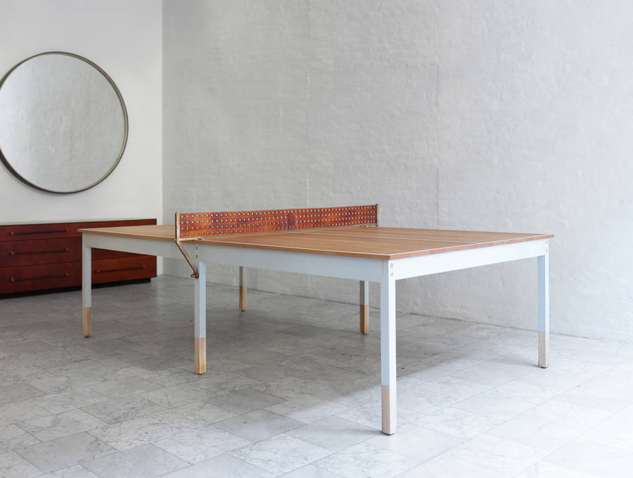木材和皮革制成的乒乓球桌，看起来非常高大上