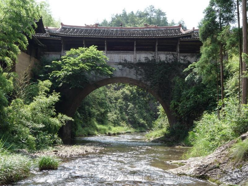 旗峰桥,位于浙江省泰顺县翁山乡外洋村,系石拱木廊桥,建于民国13年.