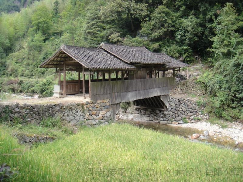 城水桥(也称神水桥),系八字撑式木拱廊桥,位于龟湖镇后章岗村神水溪上